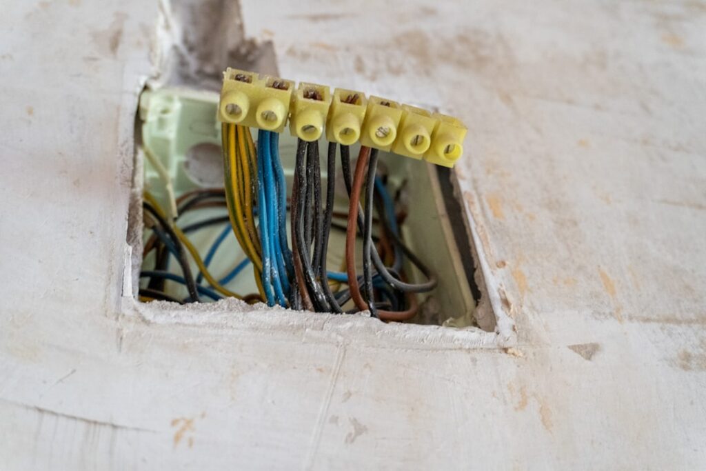 Don’t Get Zapped by These Old Wiring Warning Signs 2 blog featured repair